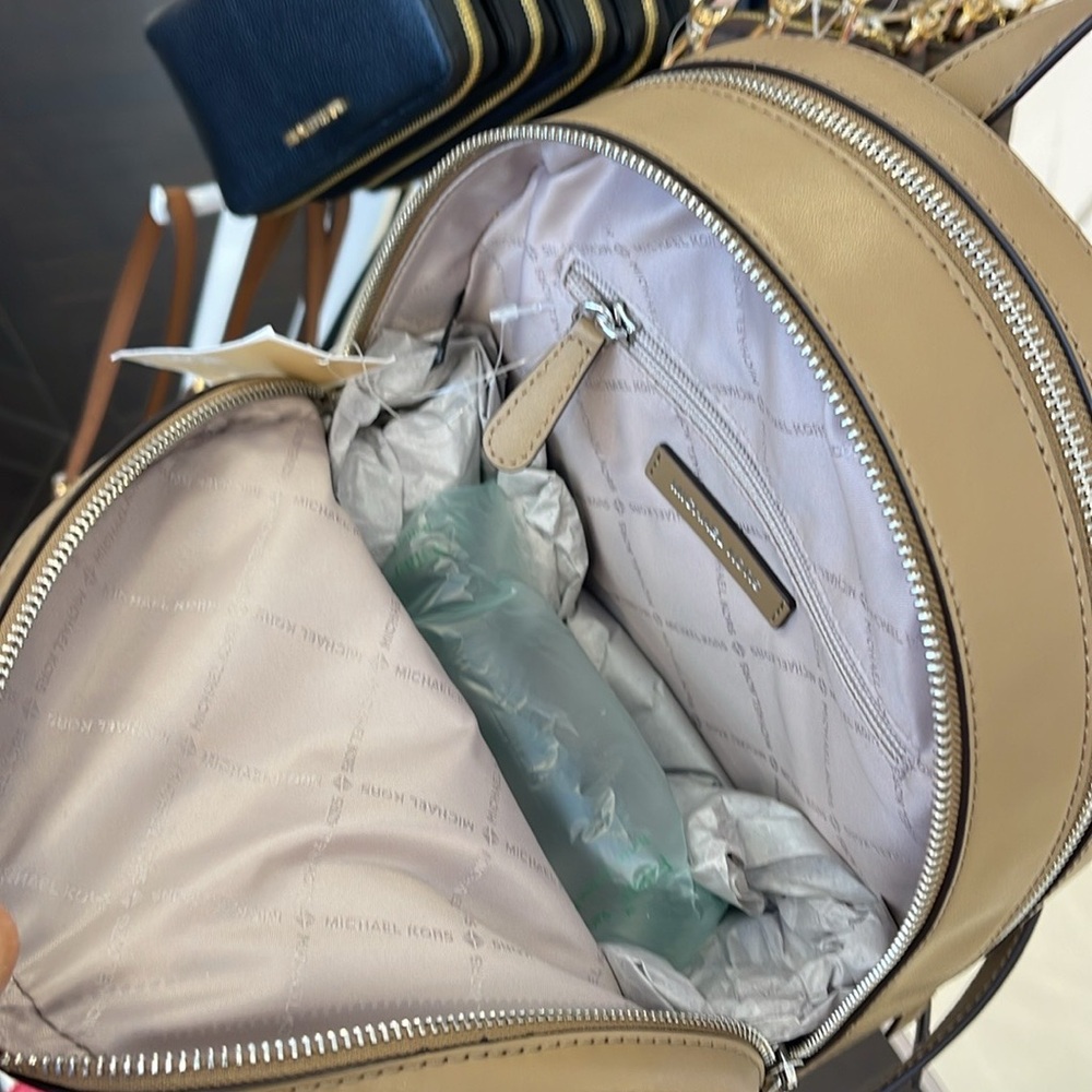 MICHAEL KORS Jaycee Medium Ombré Signature Logo Backpack
Husk
NWT - Picture 14 of 16